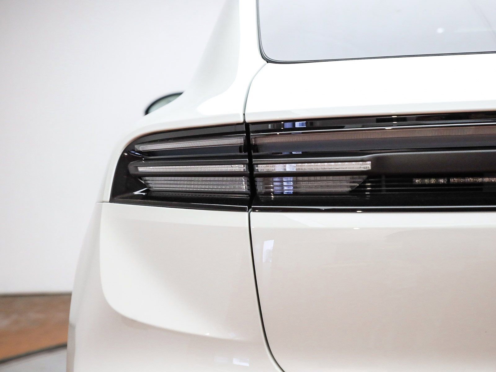 Certified 2025 Porsche Macan Electric image 8