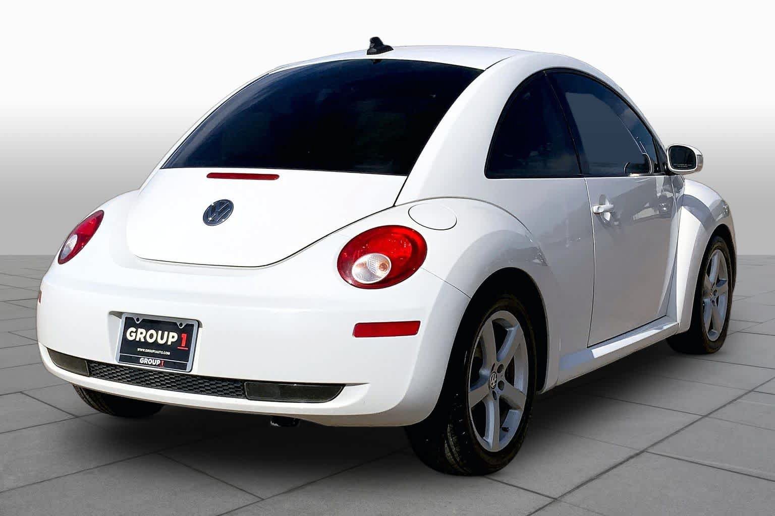 Used 2010 Volkswagen Beetle Coupe FWD image 11