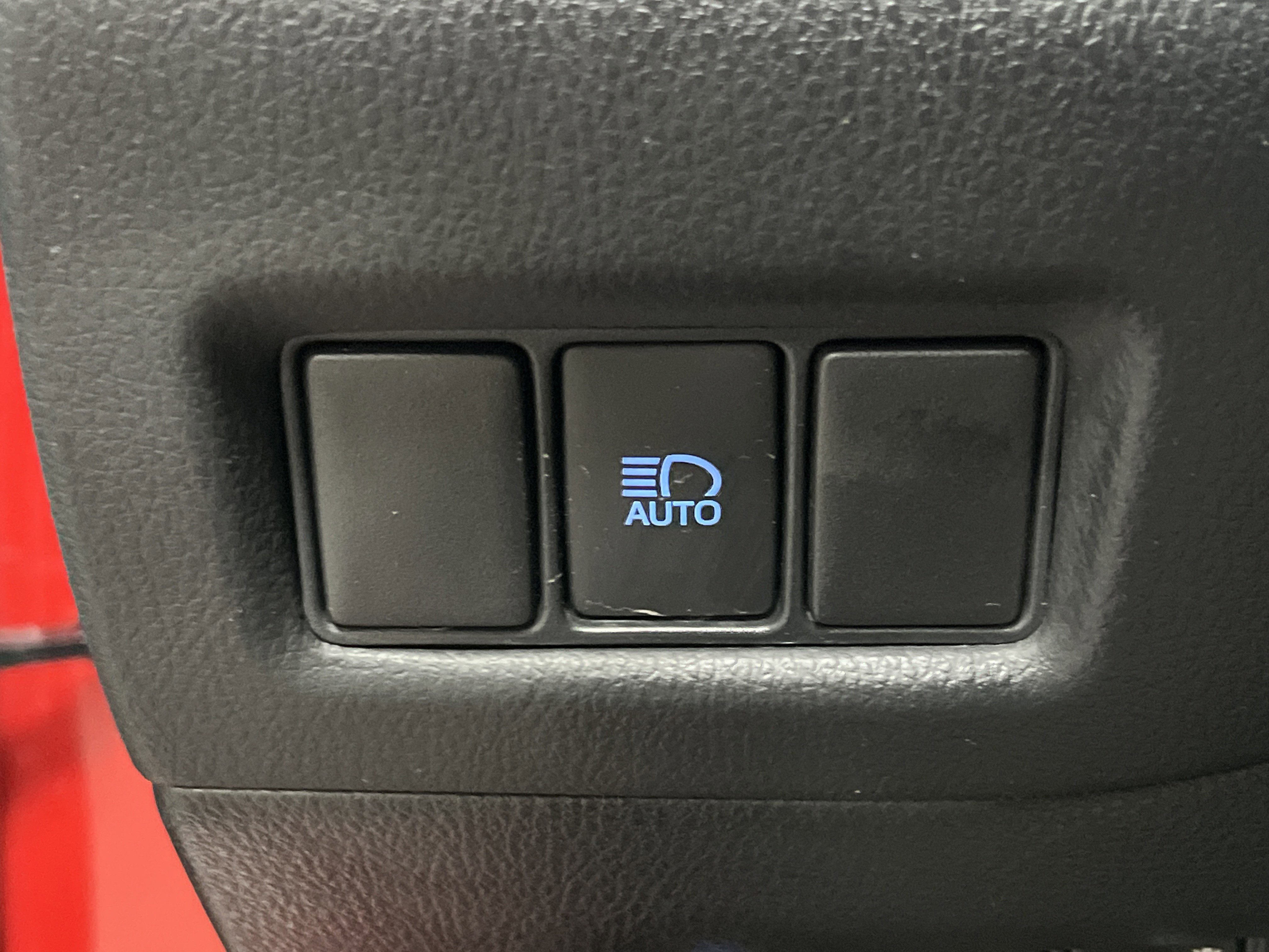 Used 2022 Toyota C-HR XLE image 33