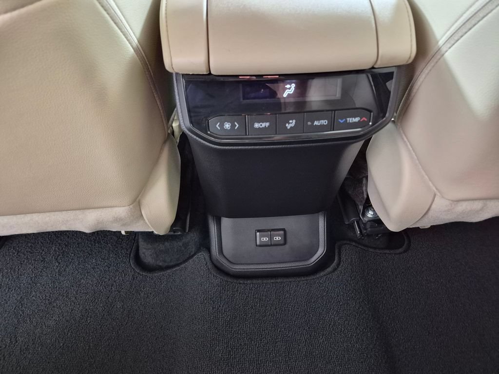 Used 2025 Toyota Highlander XLE FWD image 23