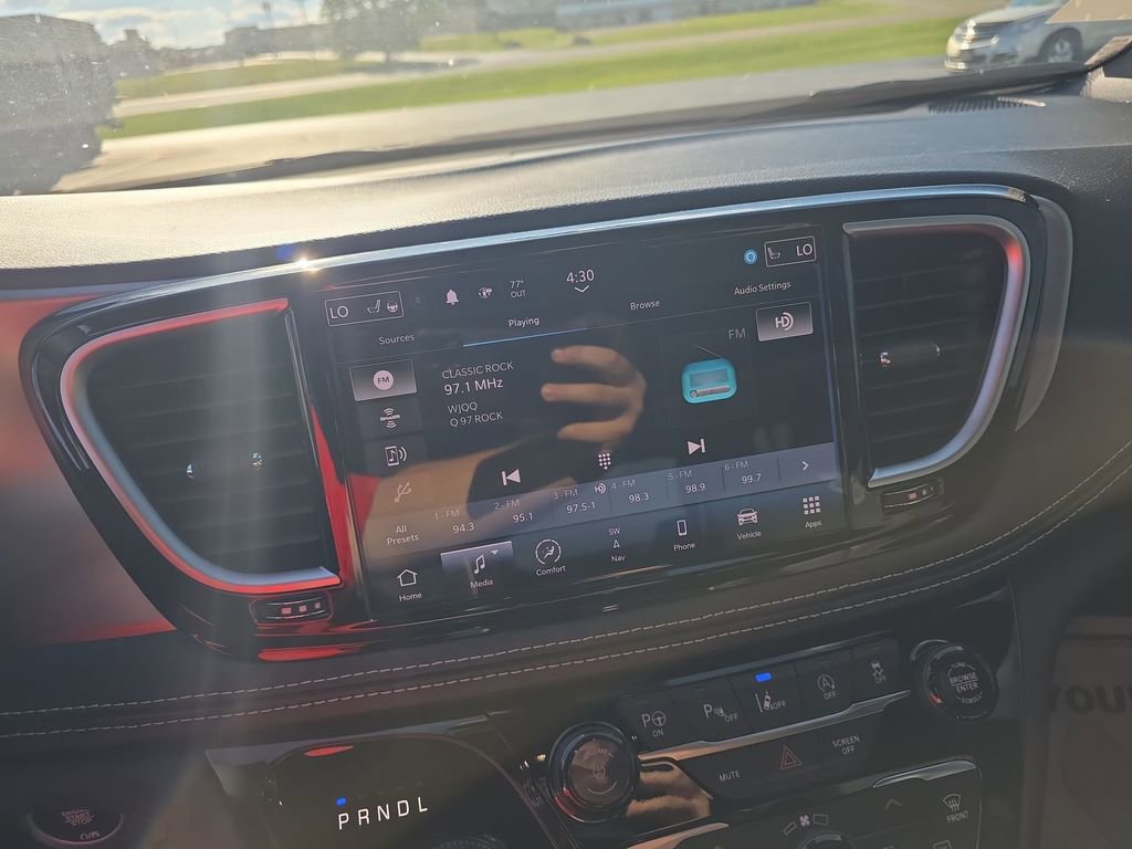 Used 2024 Chrysler Pacifica Limited w/ S Appearance Package AWD/4WD image 16