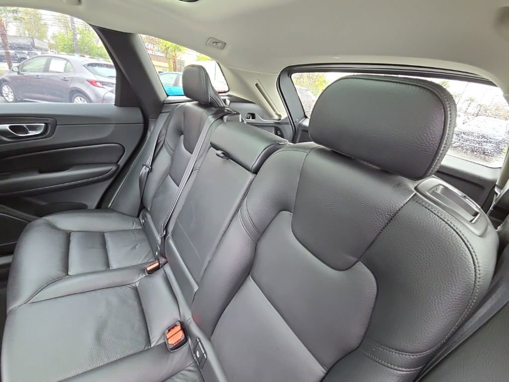 Certified 2025 Volvo XC60 B5 Plus image 6