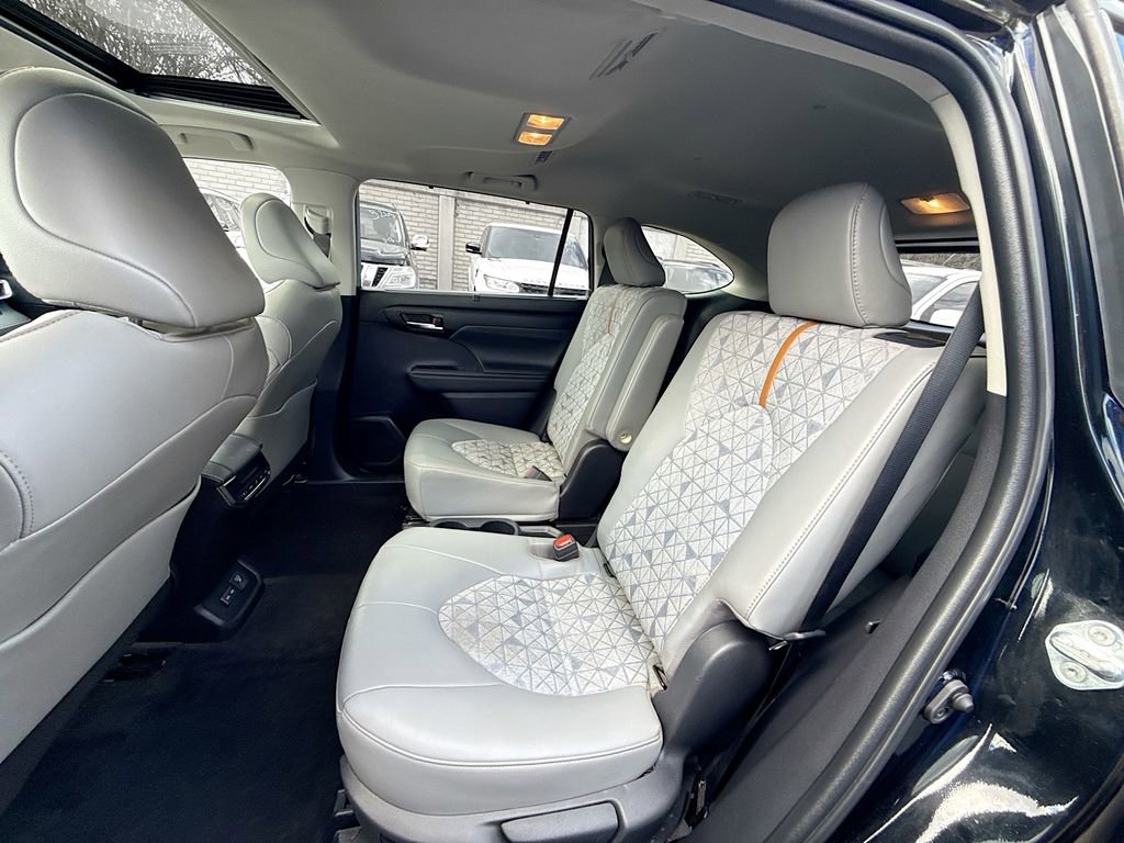 Used 2023 Toyota Highlander Bronze Edition FWD image 27