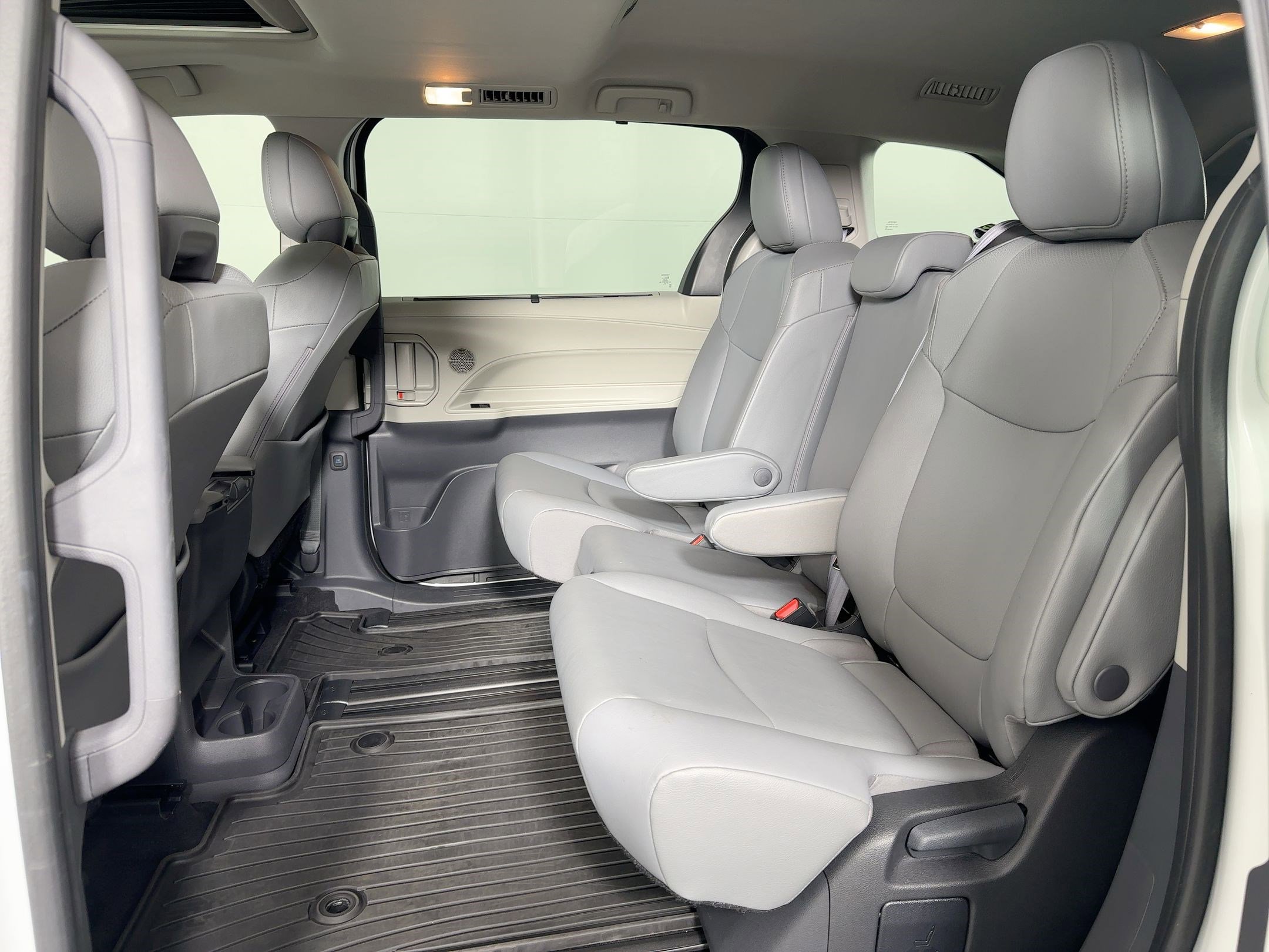 Used 2024 Toyota Sienna XLE image 13