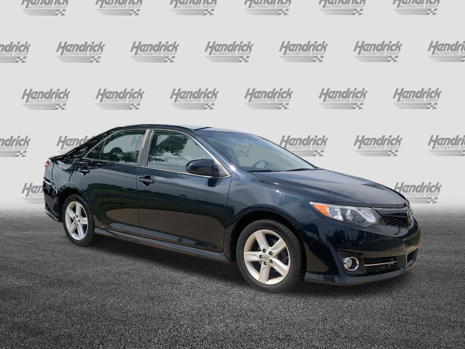 Used 2014 Toyota Camry SE w/ Moonroof Package FWD image 2
