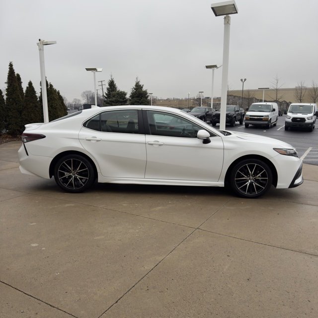 Used 2024 Toyota Camry SE image 2