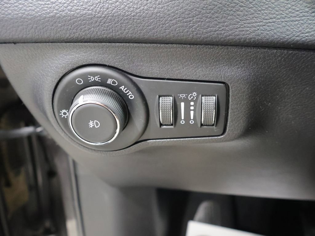 Used 2018 Jeep Compass Latitude w/ Cold Weather Group AWD/4WD image 33