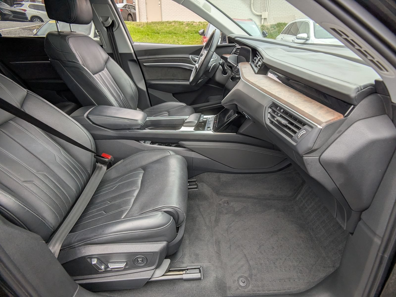 Used 2019 Audi e-tron Prestige w/ Prestige Package AWD/4WD image 12