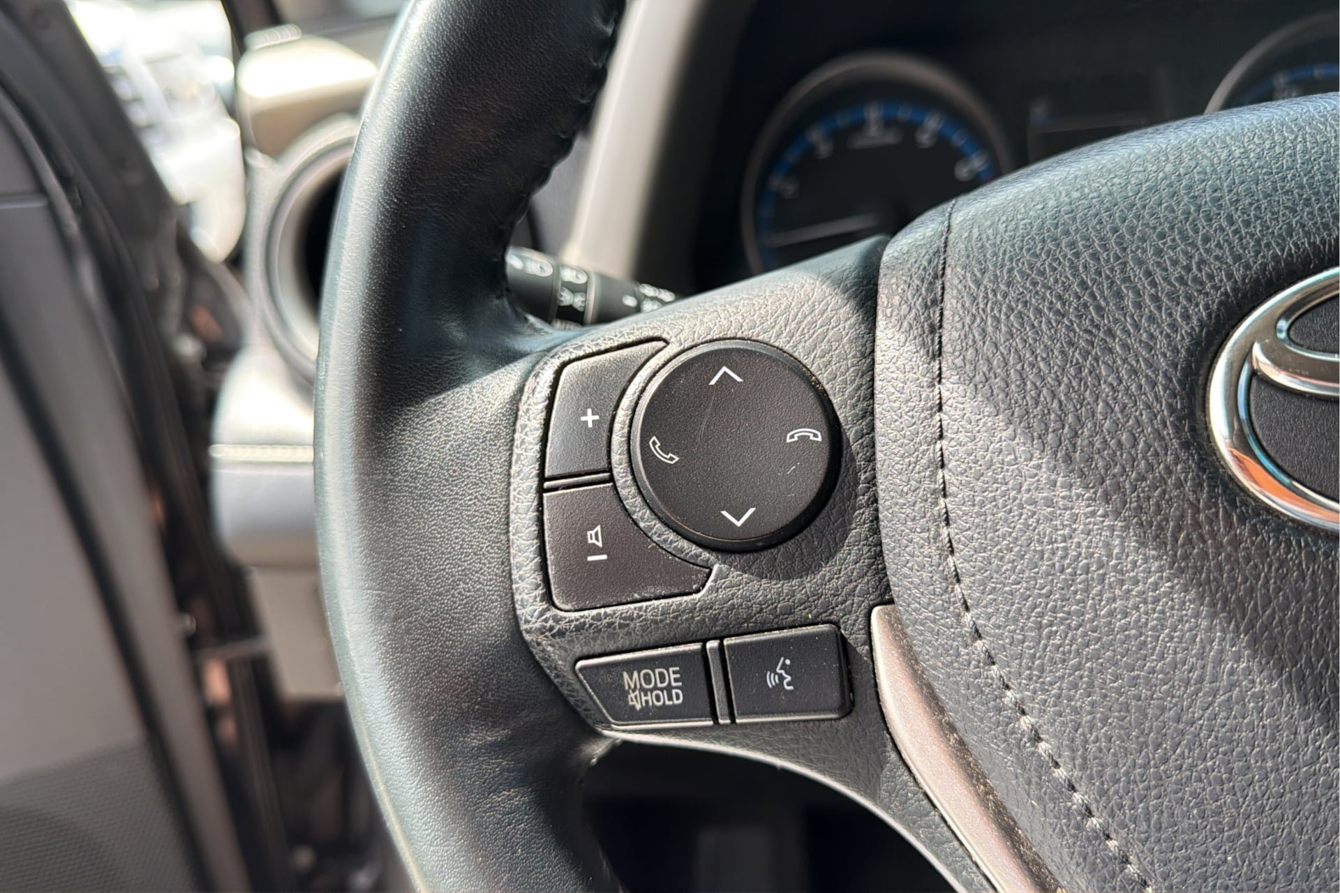 Used 2018 Toyota RAV4 XLE FWD image 25