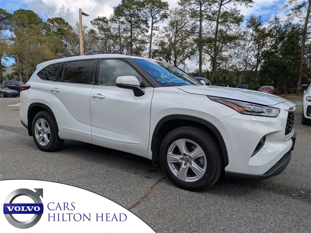 Used 2022 Toyota Highlander LE image 1