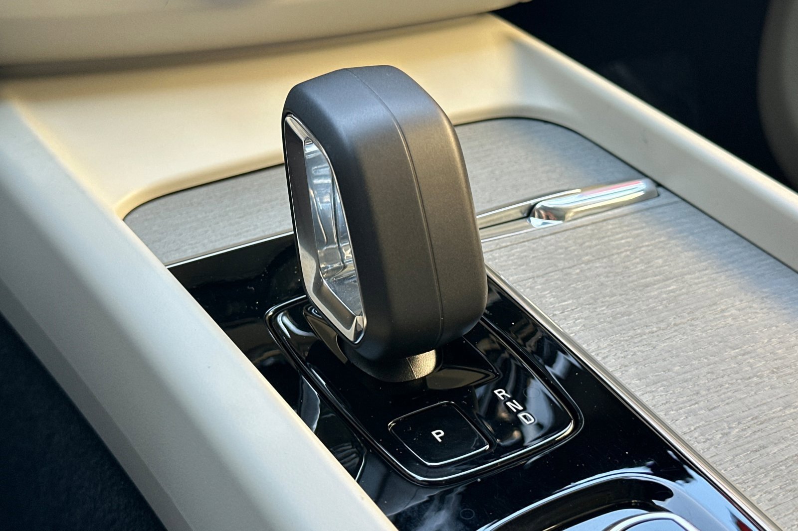 Certified 2025 Volvo XC60 T8 Plus w/ Protection Package Premier image 24