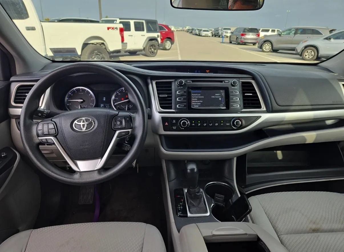 Used 2016 Toyota Highlander LE FWD image 6