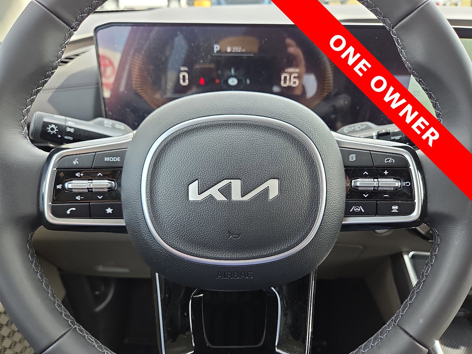 Used 2025 Kia Carnival EX image 24