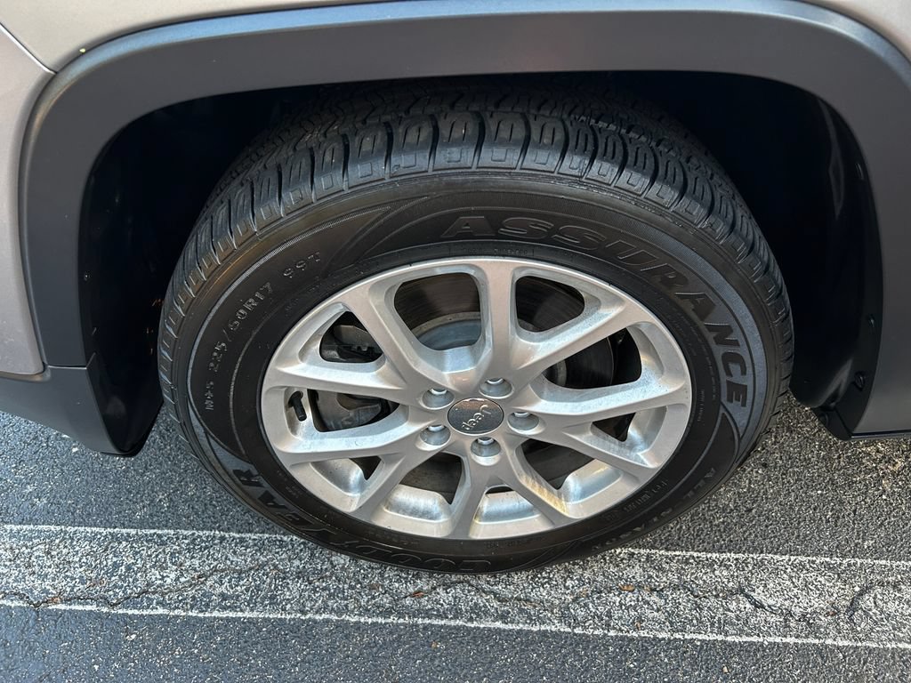 Used 2017 Jeep Cherokee Latitude FWD image 29