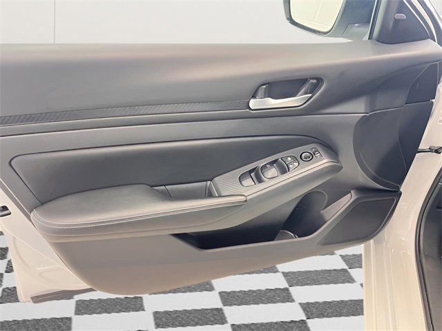 Used 2025 Nissan Altima 2.5 SV image 11