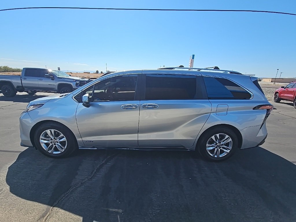 Used 2021 Toyota Sienna Limited image 6