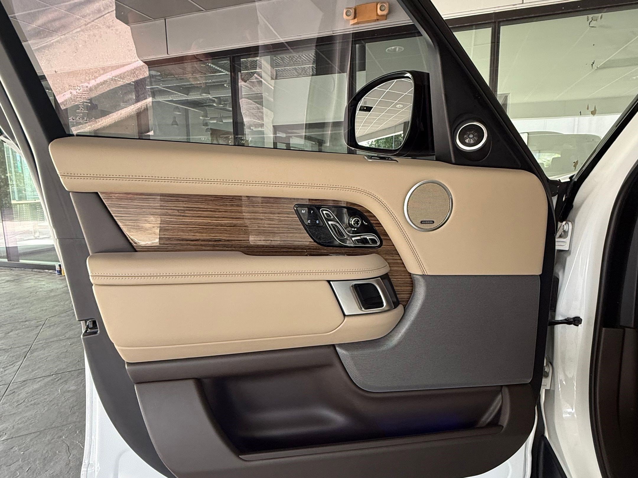 Used 2018 Land Rover Range Rover HSE AWD/4WD image 12