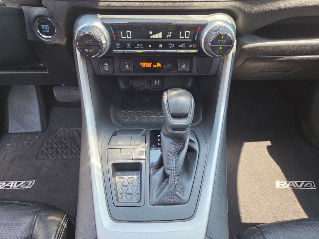 Used 2019 Toyota RAV4 XLE w/ Convenience Package FWD image 28