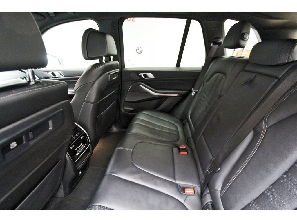 Used 2022 BMW X5 M50i image 9