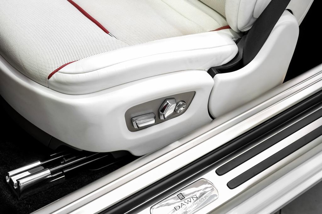 Used 2018 Rolls-Royce Dawn RWD image 38