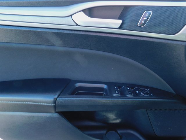 Used 2020 Ford Fusion SE image 24