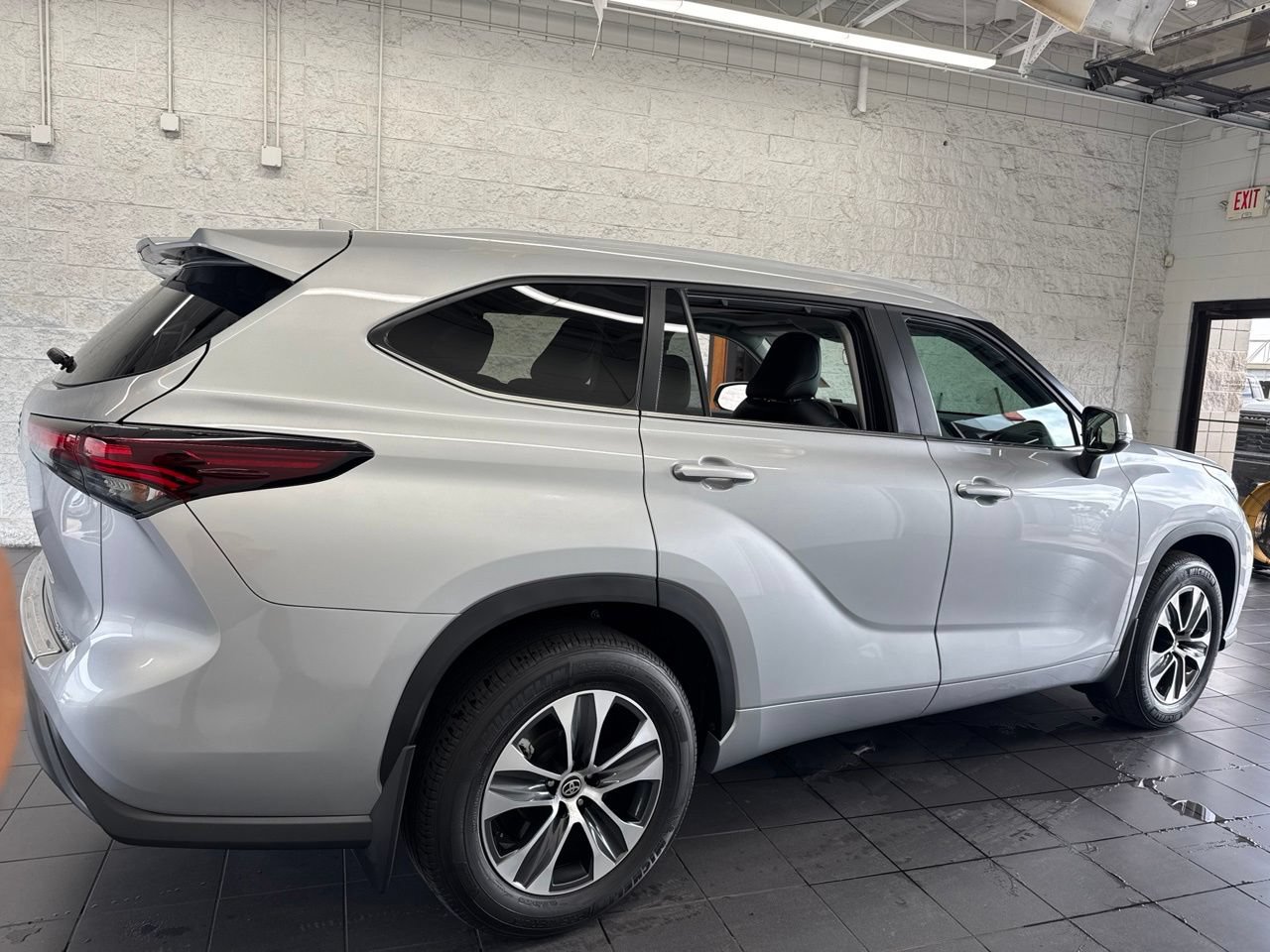Used 2025 Toyota Highlander XLE AWD/4WD image 8