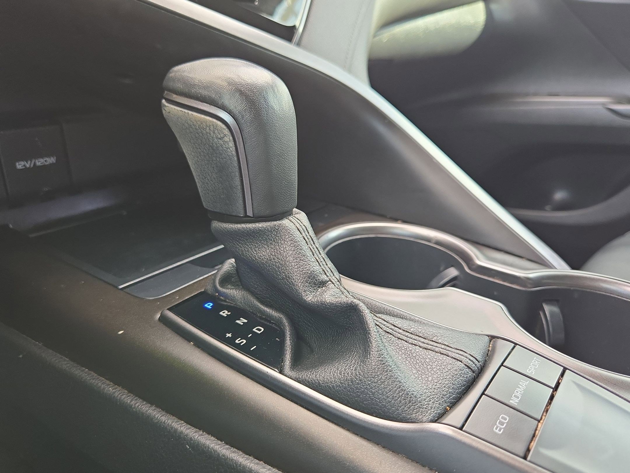 Used 2022 Toyota Camry SE image 18
