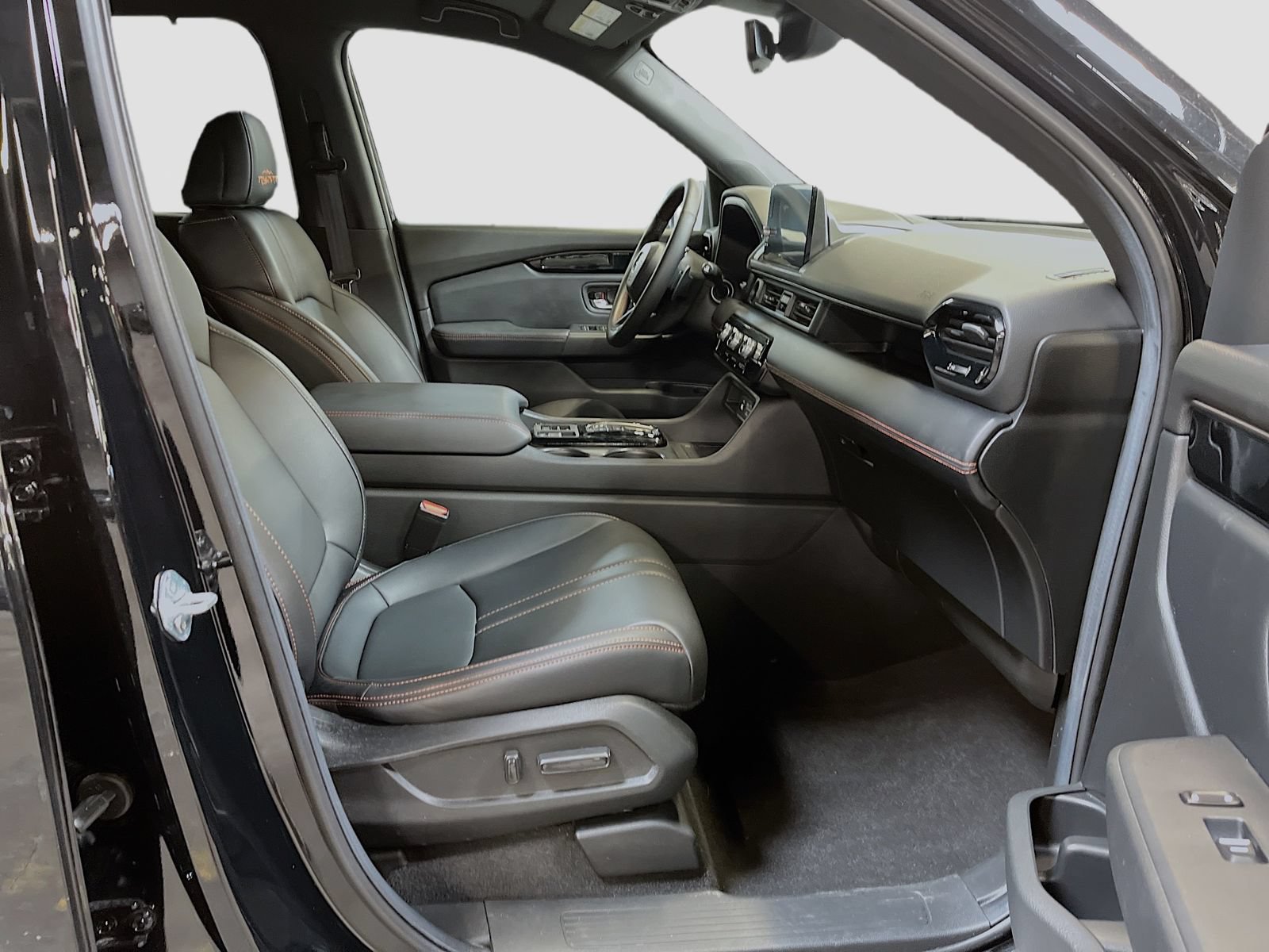 Used 2025 Honda Pilot TrailSport image 29