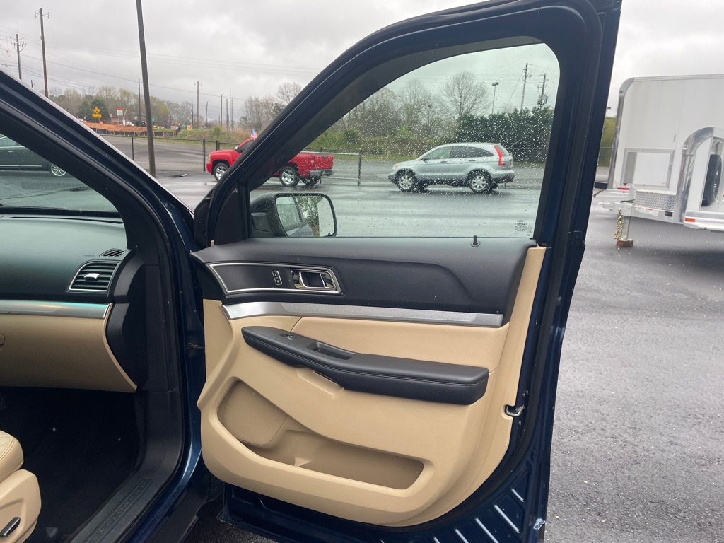 Used 2017 Ford Explorer XLT w/ Equipment Group 202A FWD image 22