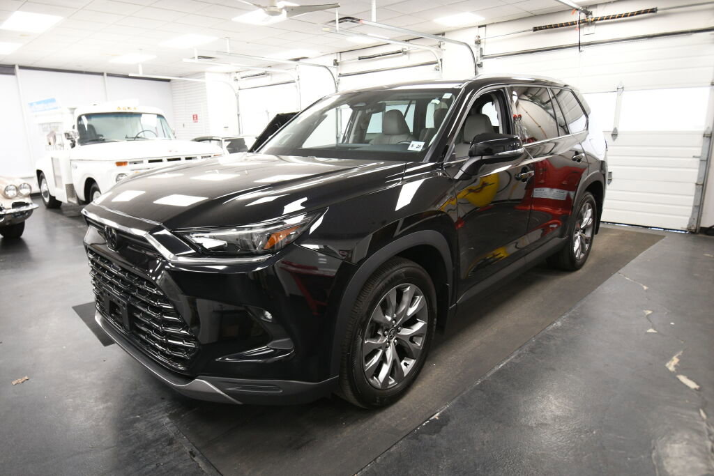 Used 2024 Toyota Grand Highlander Limited image 3