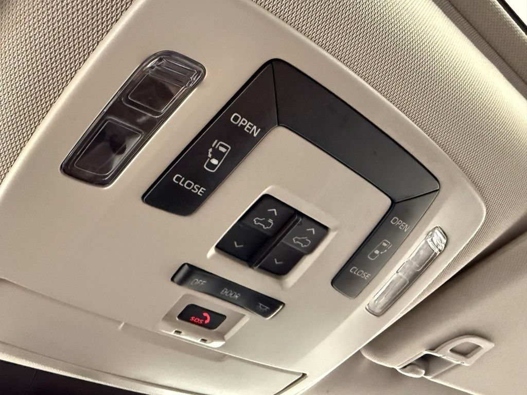 Used 2021 Toyota Sienna LE w/ LE Plus Package FWD image 33