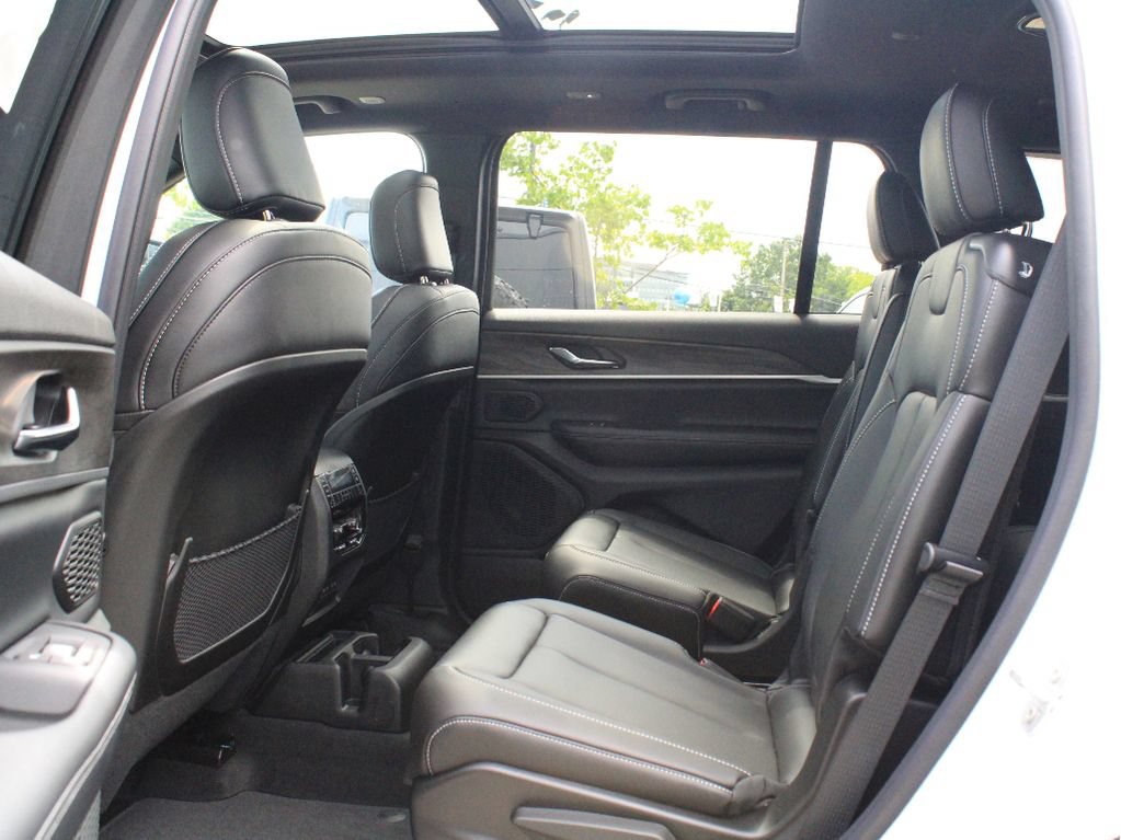 New 2026 Jeep Grand Cherokee L Limited w/ Limited Altitude Package AWD/4WD image 33