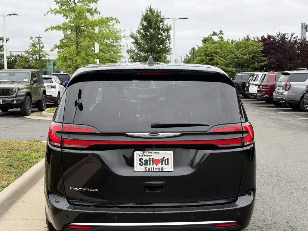 Used 2024 Chrysler Pacifica Touring-L FWD image 11