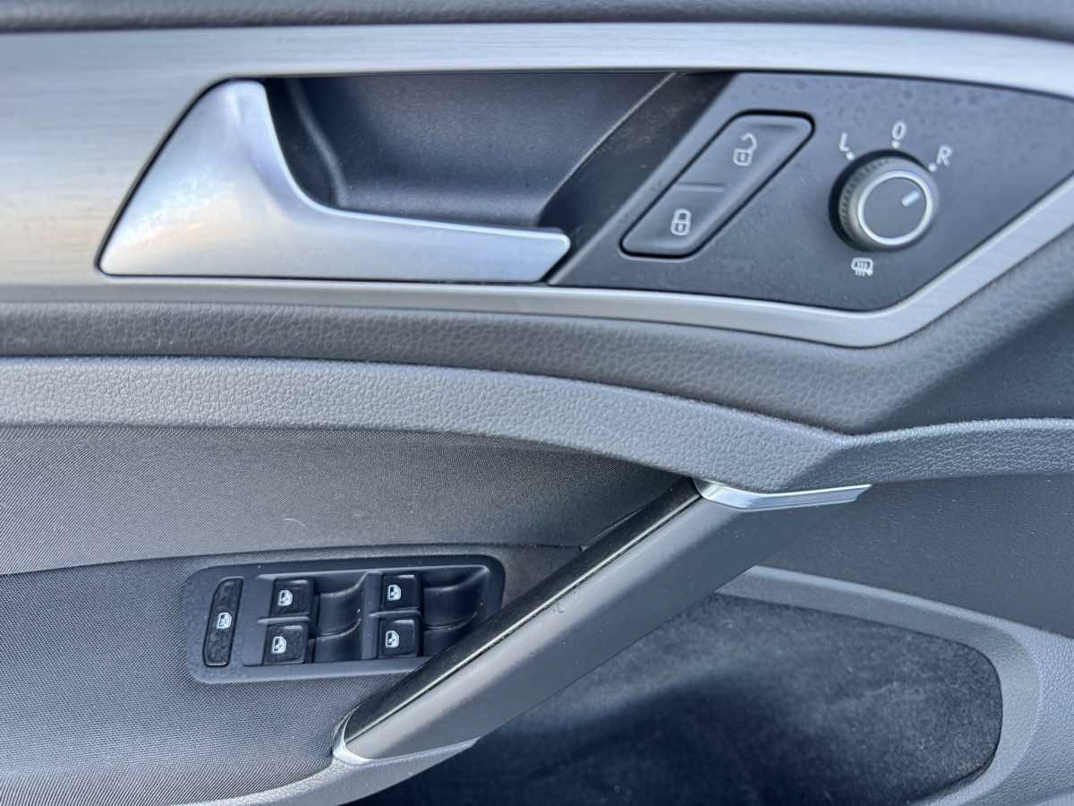 Used 2016 Volkswagen Golf S FWD image 39