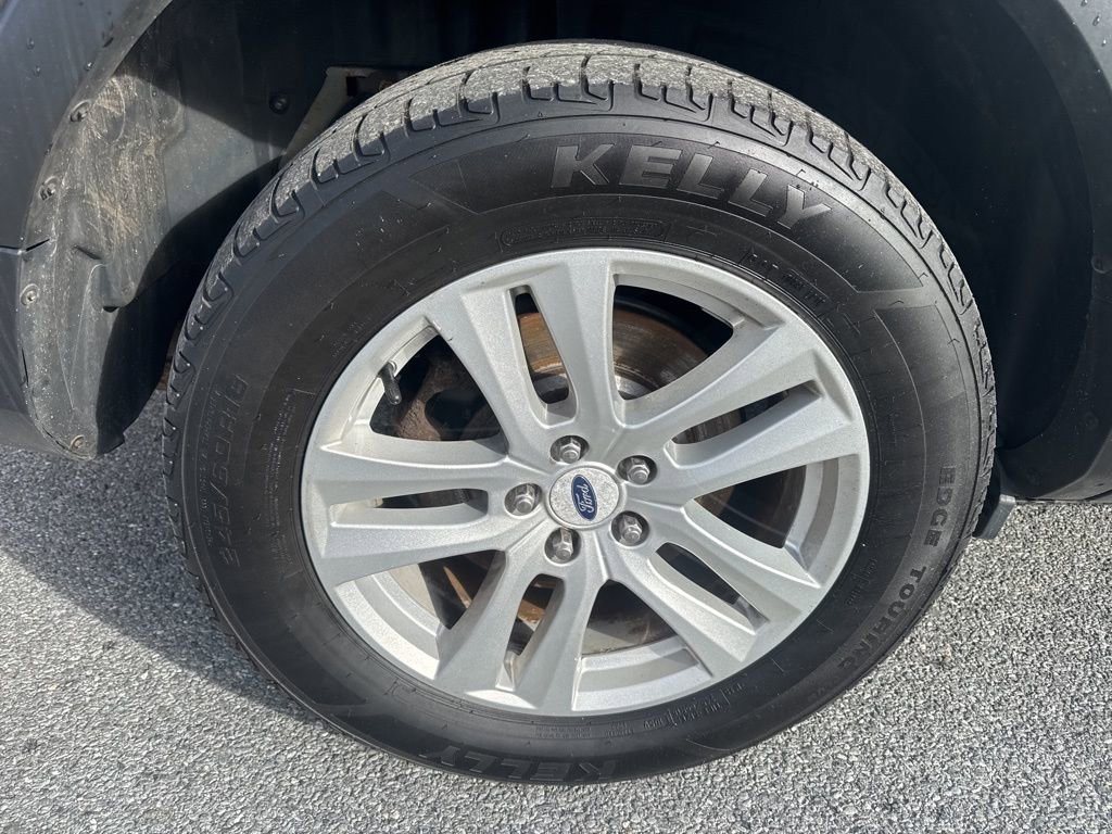 Used 2018 Ford Explorer XLT w/ Equipment Group 202A AWD/4WD image 12