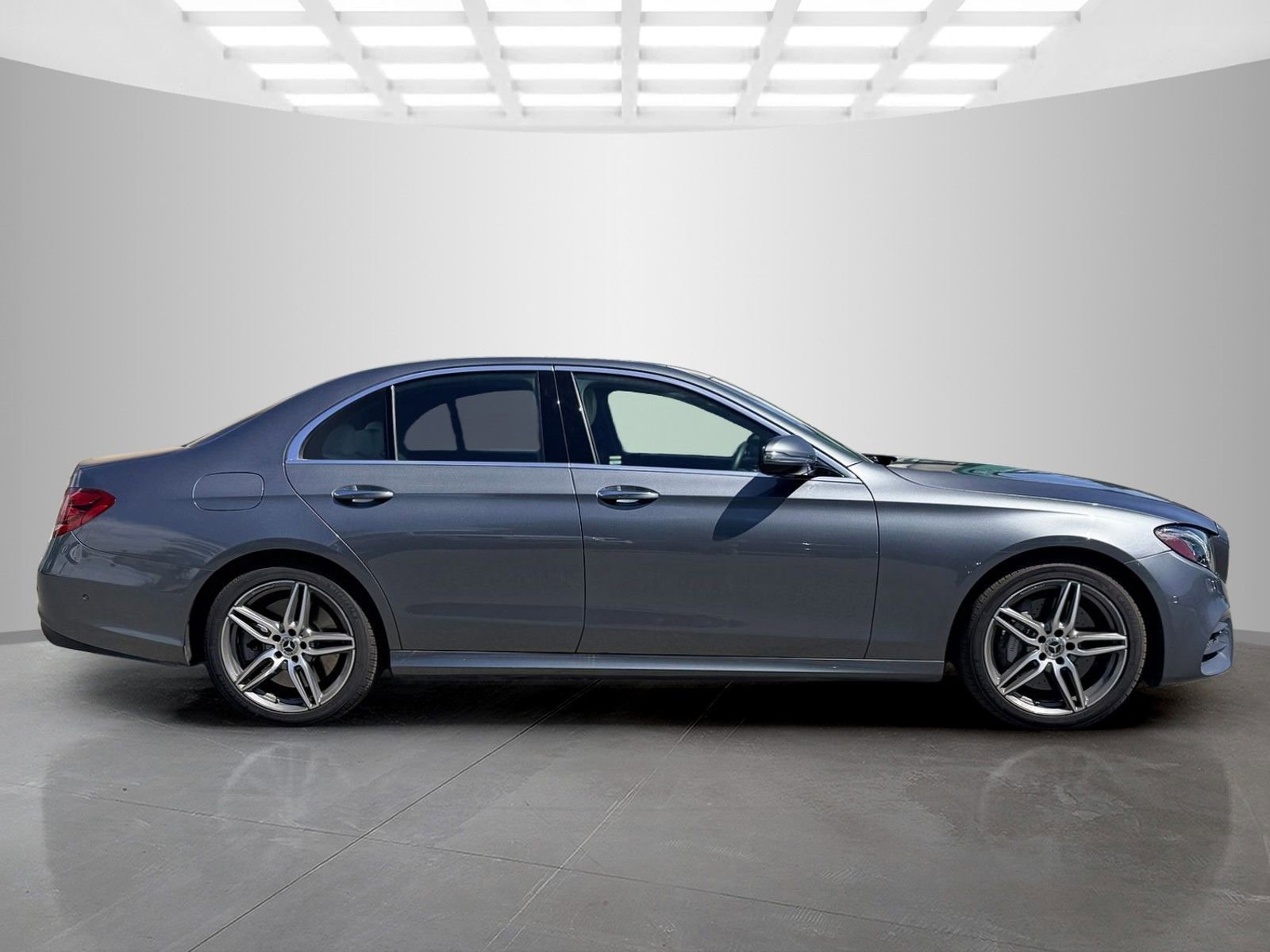 Used 2018 Mercedes-Benz E 400 4MATIC Sedan image 4
