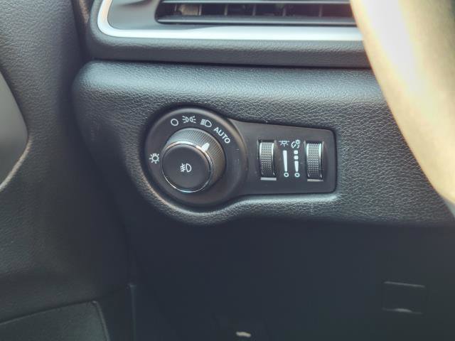 Used 2025 Chrysler Pacifica Select image 12