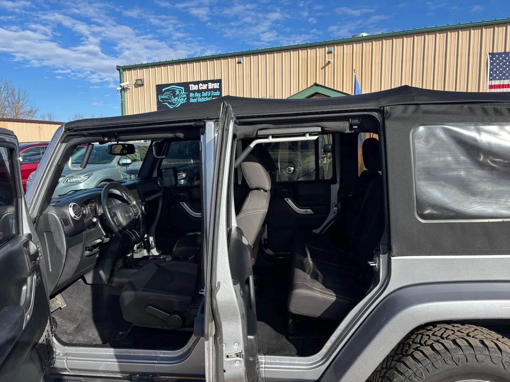 Used 2017 Jeep Wrangler Unlimited Sahara w/ Connectivity Group AWD/4WD image 11