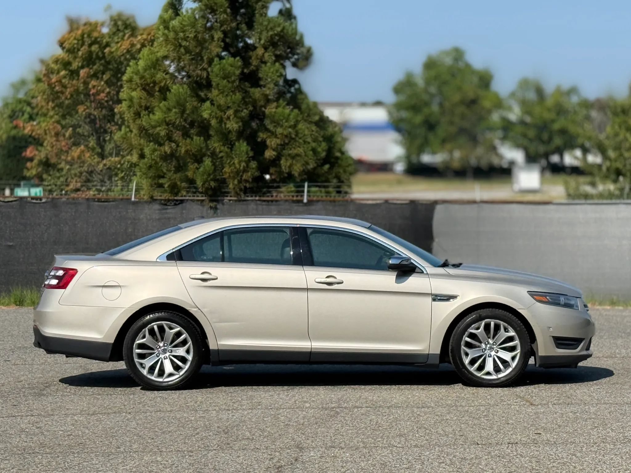 Used 2018 Ford Taurus Limited w/ Driver Assist Package AWD/4WD image 7