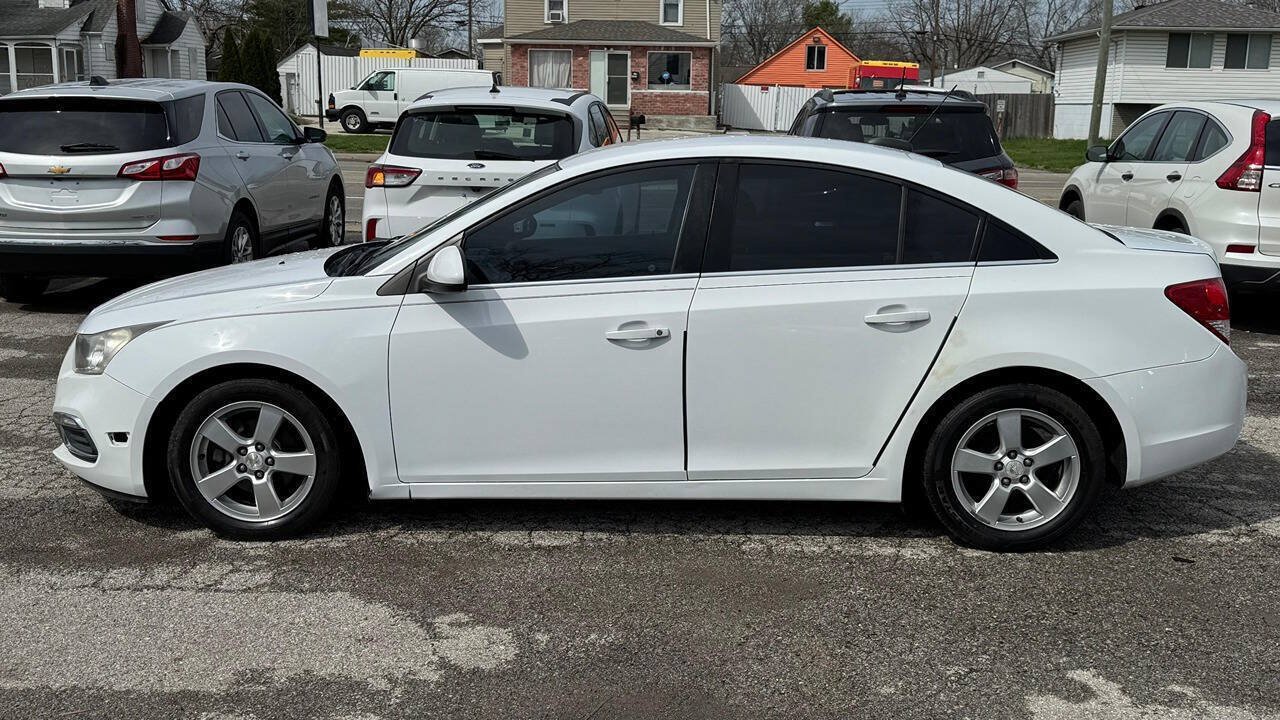 Used 2015 Chevrolet Cruze LT w/ Technology Package FWD image 4