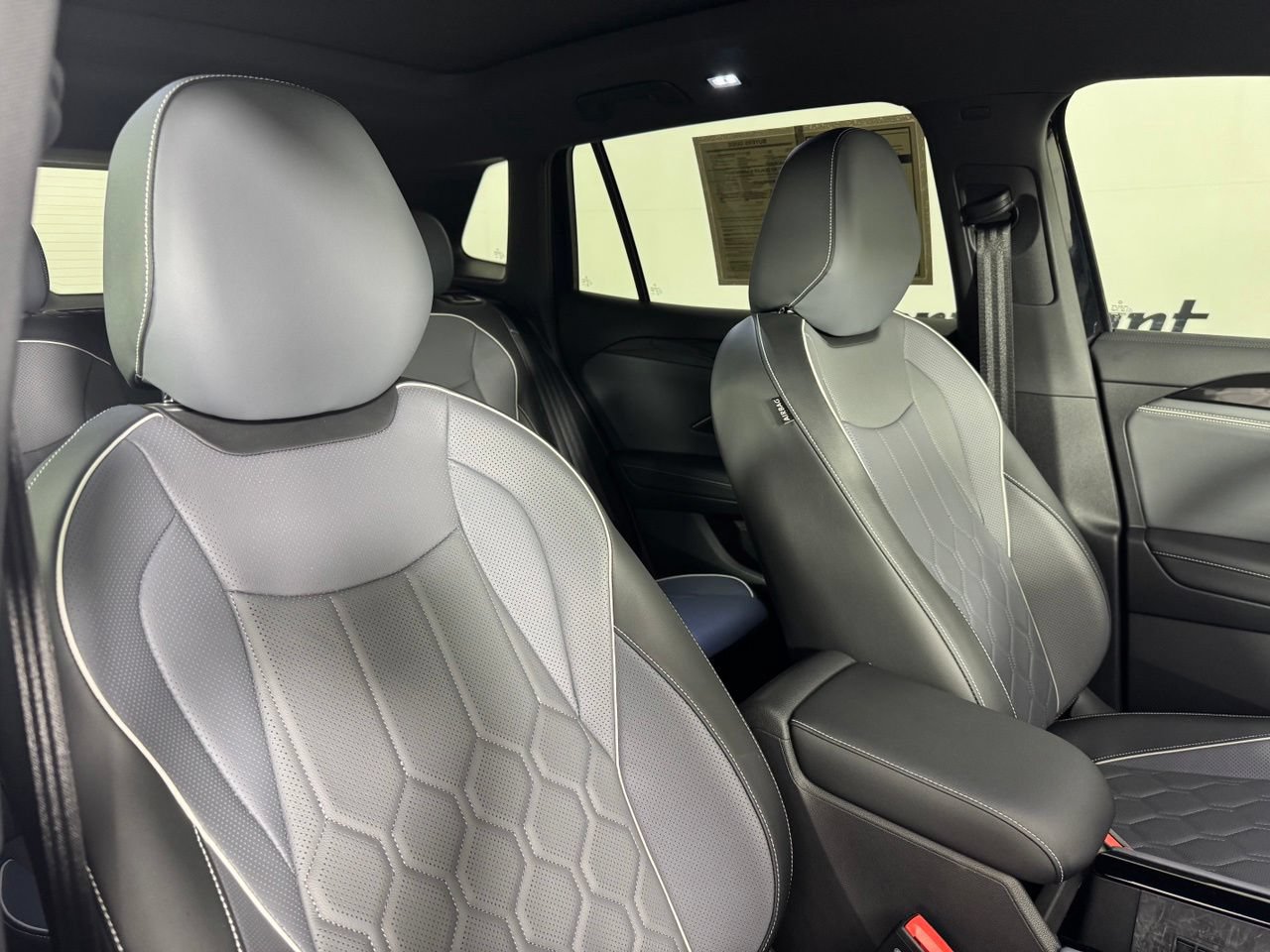 Used 2025 Volkswagen Tiguan SEL R-Line AWD/4WD image 36