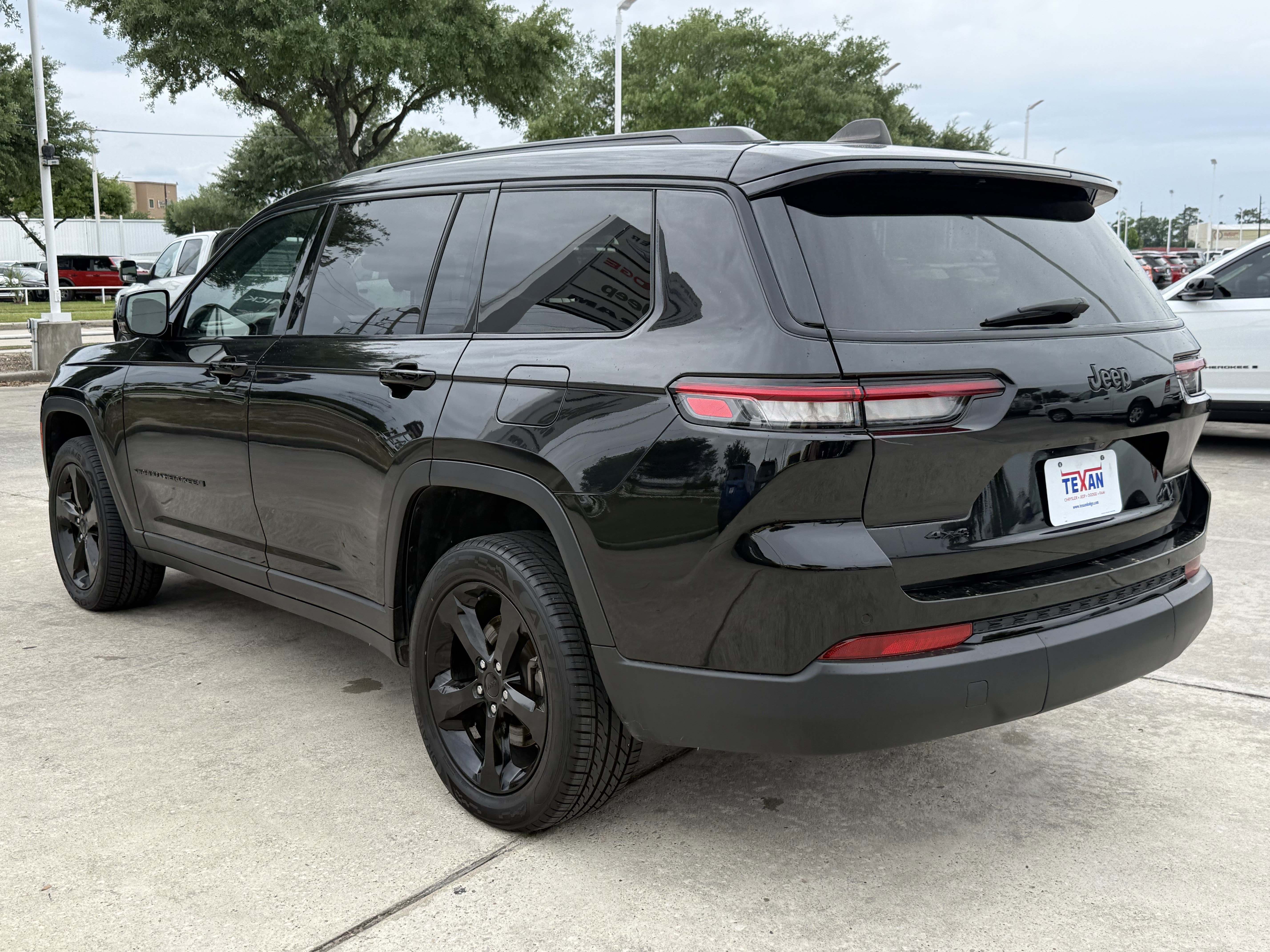 Used 2023 Jeep Grand Cherokee L Laredo AWD/4WD image 7
