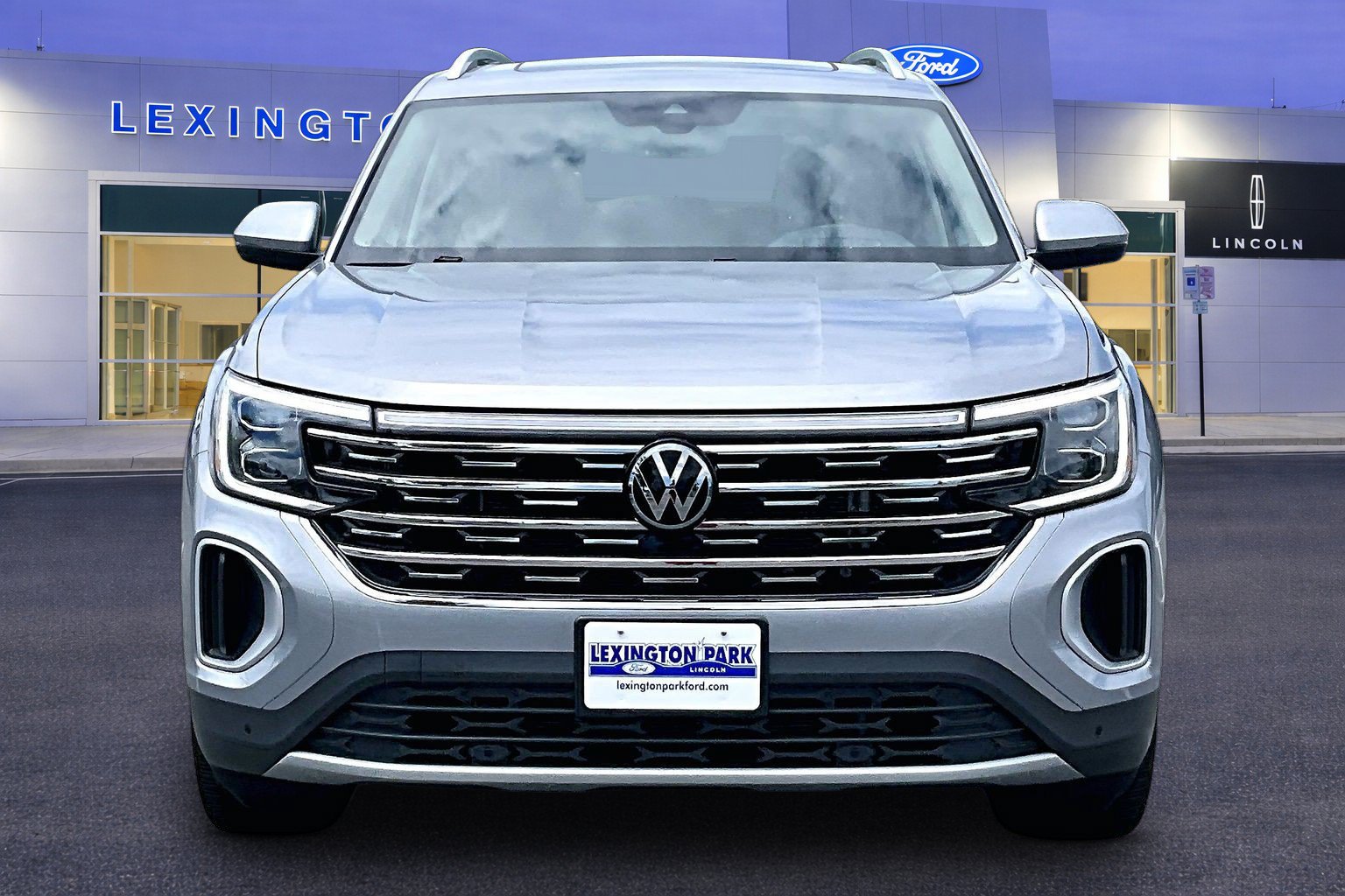 Used 2025 Volkswagen Atlas SEL AWD/4WD image 2