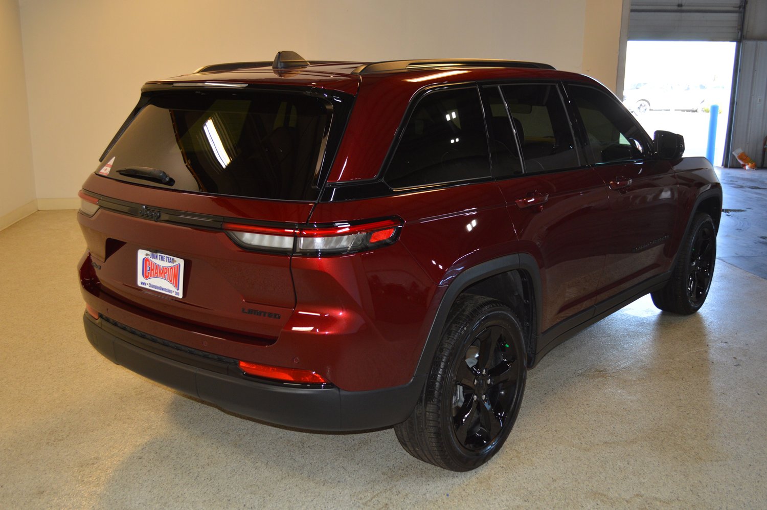 Used 2025 Jeep Grand Cherokee Limited w/ Black Appearance Package image 3
