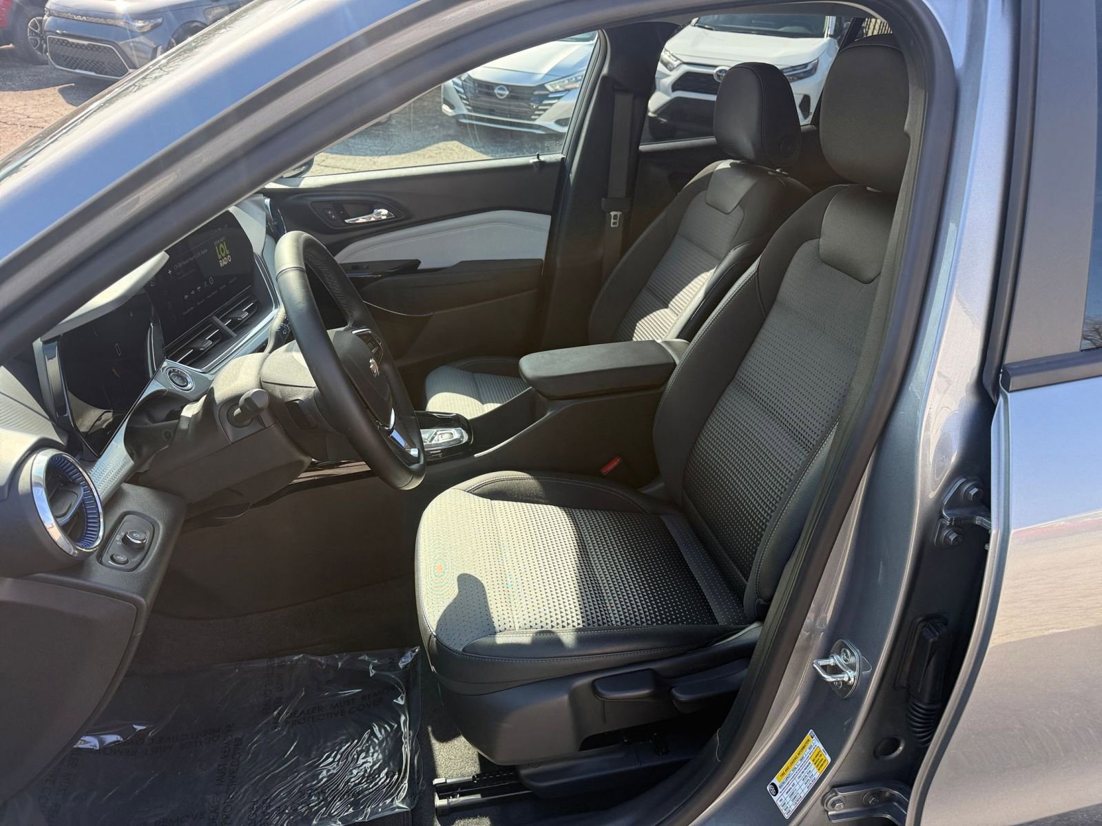 Used 2025 Chevrolet Trax LT w/ LT Convenience Package image 35