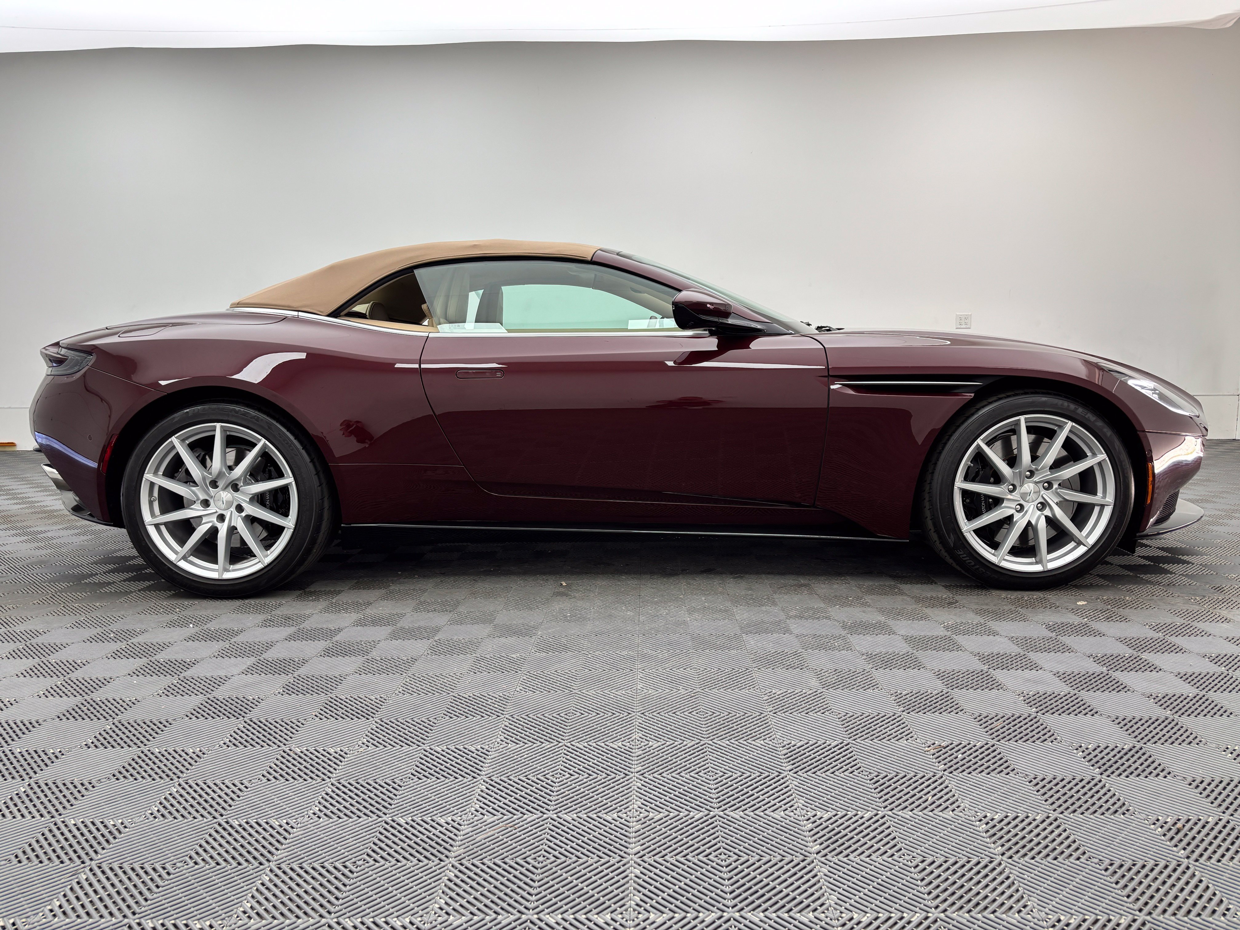 Used 2019 Aston Martin DB11 Volante RWD image 7