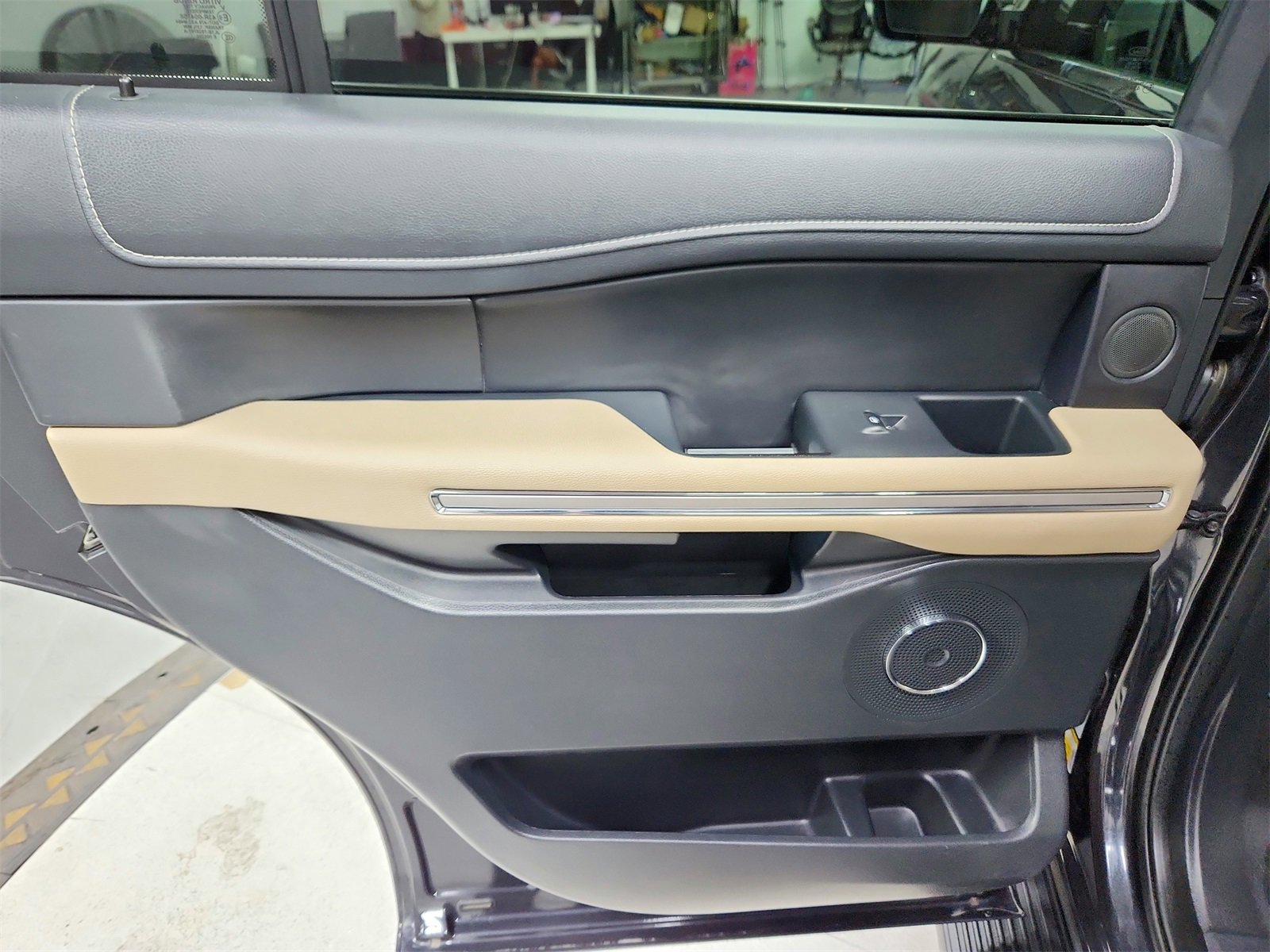 Used 2024 Ford Expedition Limited image 40