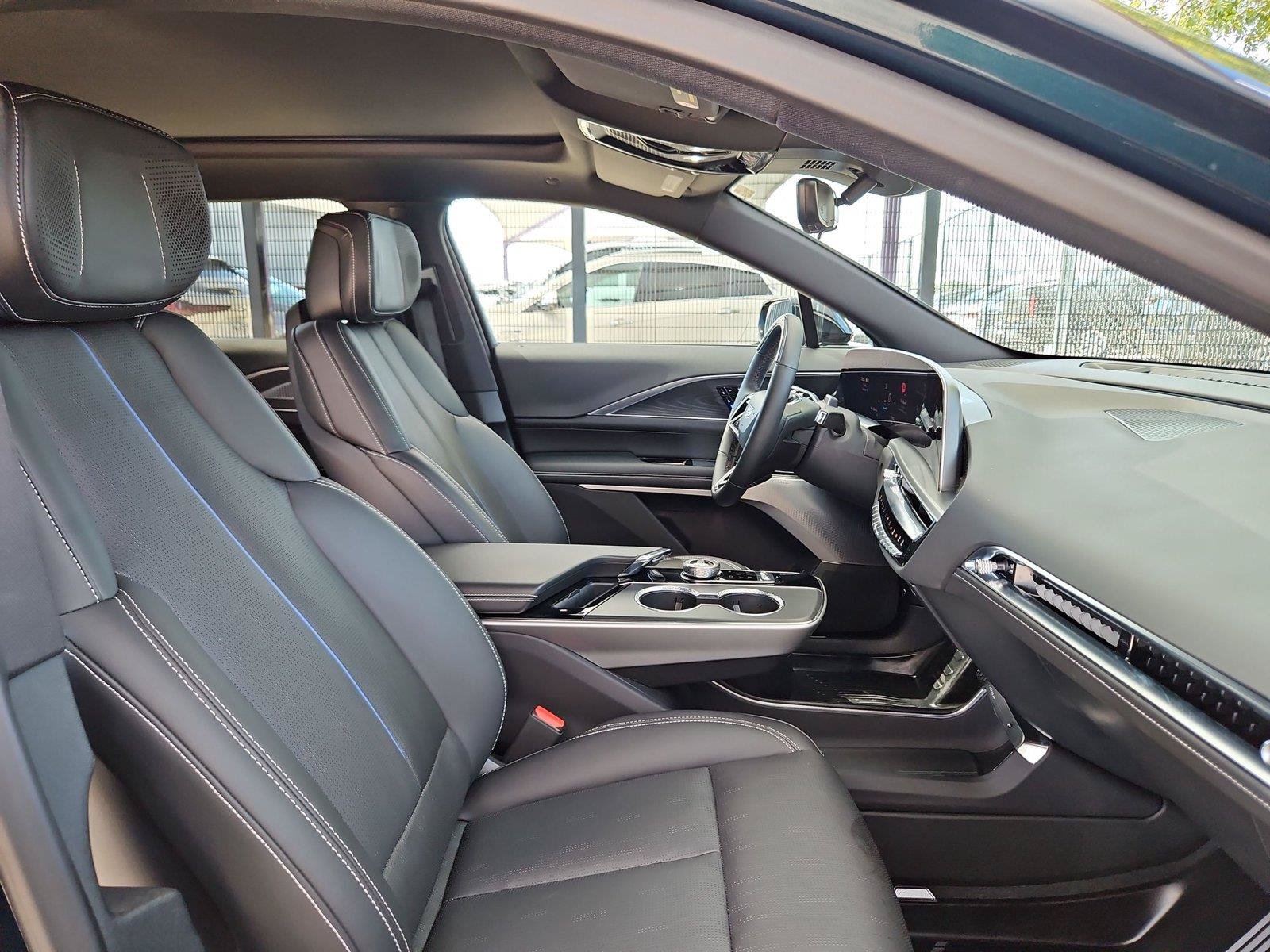 Certified 2025 Cadillac Lyriq Luxury w/ LPO, Floor Liner Package AWD/4WD image 29