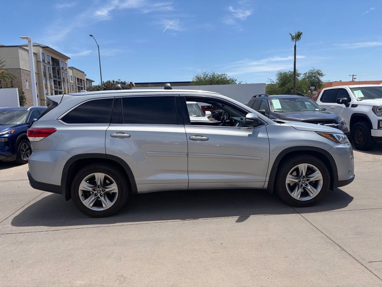 Used 2017 Toyota Highlander Limited AWD/4WD image 3