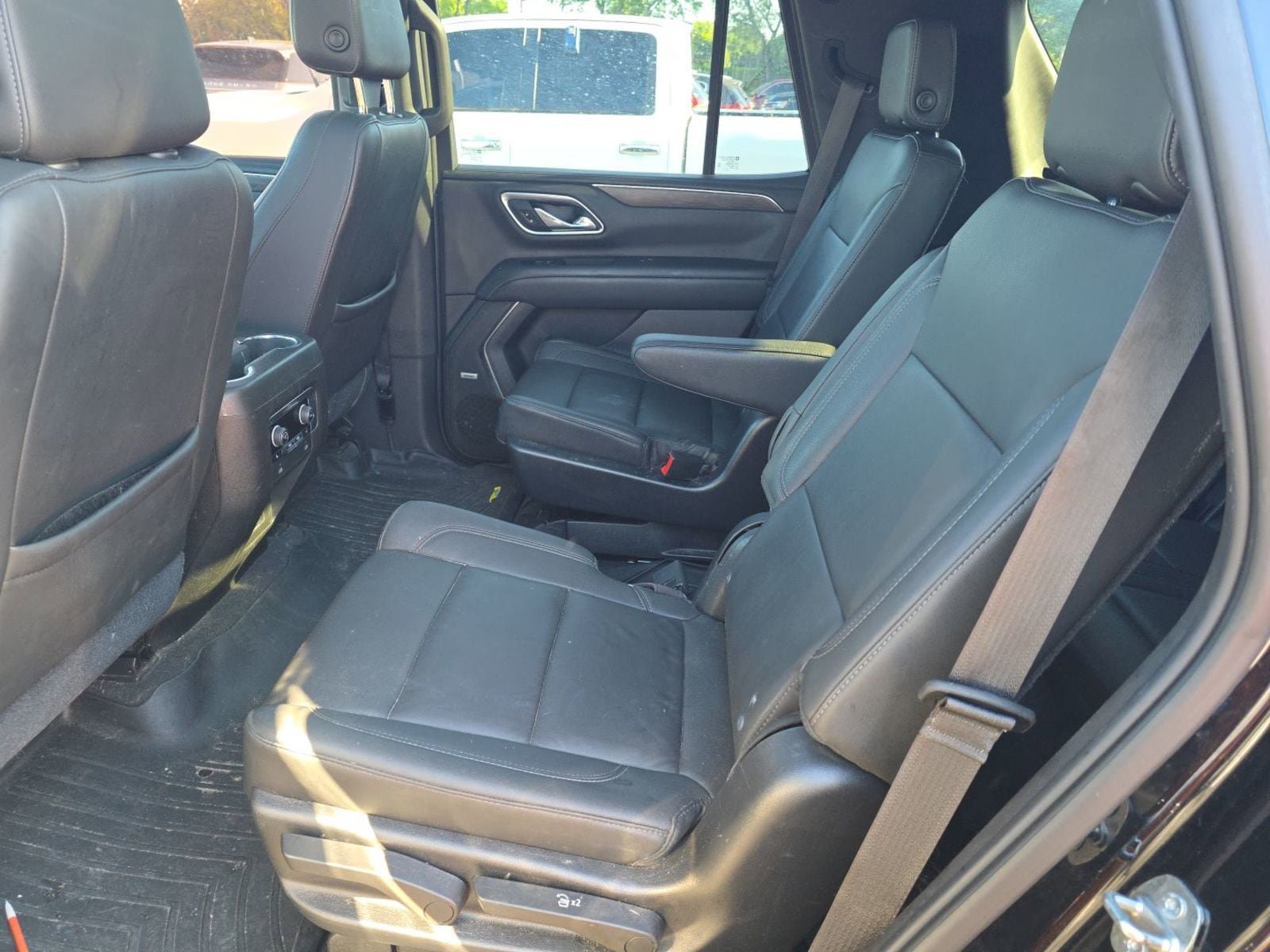 Used 2021 Chevrolet Tahoe Z71 w/ Luxury Package AWD/4WD image 7